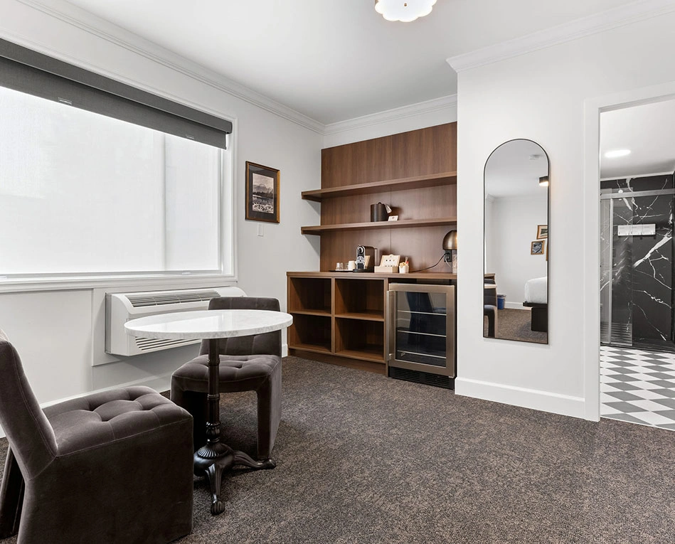 Deluxe King Room 4