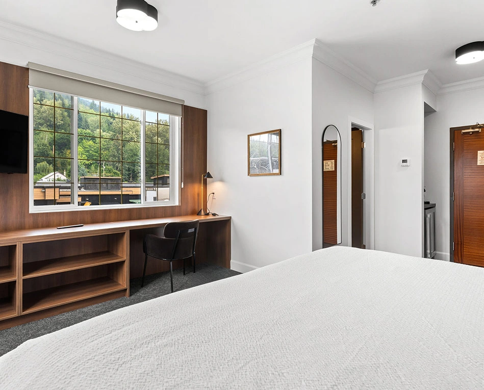 Deluxe King Room 7