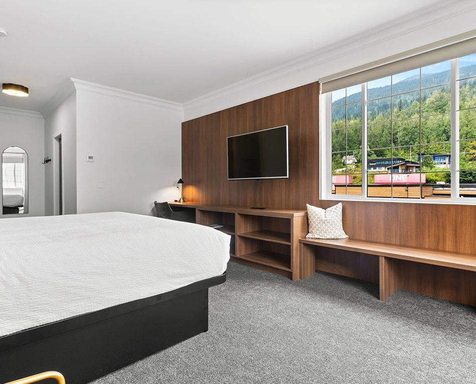 Deluxe King Room 8