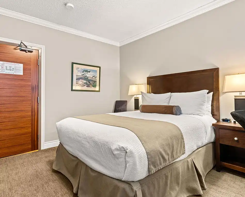 Executive 1 Queen Bed Room (2)